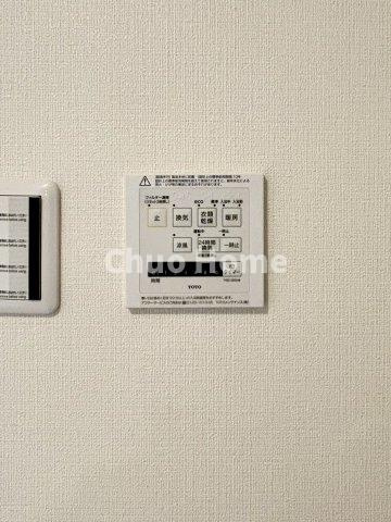 メトロハイツ東陽の内装|【浴室乾燥機】暖房・冷風・換気・乾燥が可能です。毎日を快適に過ごせるうれしい機能が揃っています。雨の日の洗濯物も安心です。