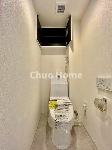 メトロハイツ東陽のトイレ|【トイレ】 収納スペースをしっかりと確保した温水洗浄便座機能付きトイレ。温水洗浄便座は清潔にお使いいただくための大切なアイテムです。