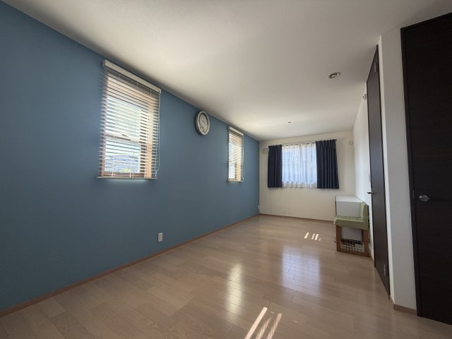 石川町中古戸建の洋室|子供部屋
扉が２つついておりリホームでお部屋を2つに分けることもできます。