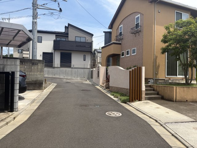 石川町中古戸建の前面道路含む現地写真