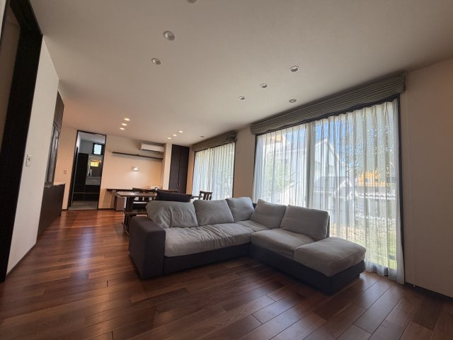 石川町中古戸建の居間・リビング|横型リビングでダイニングテーブルとソファーの家具の配置がしやすいです。
