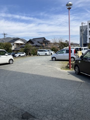 シャトル三の宮の駐車場|車が駐車しやすい広々駐車場です