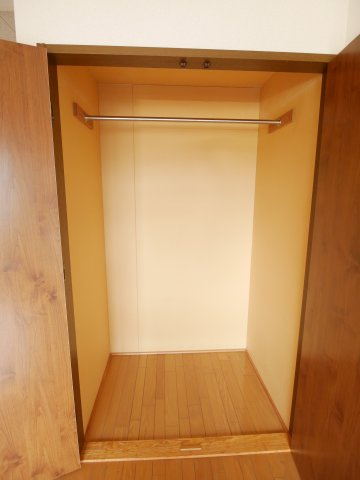 シャトル三の宮の収納|掲載写真は同建物内の別室のものです。間取りや設備は同仕様ですが、実際のお部屋とは内装や色合い等が異なる場合があります。現況を優先いたします。