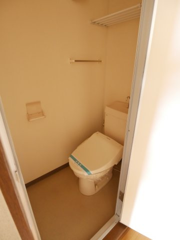 シャトル三の宮のトイレ|掲載写真は同建物内の別室のものです。間取りや設備は同仕様ですが、実際のお部屋とは内装や色合い等が異なる場合があります。現況を優先いたします。