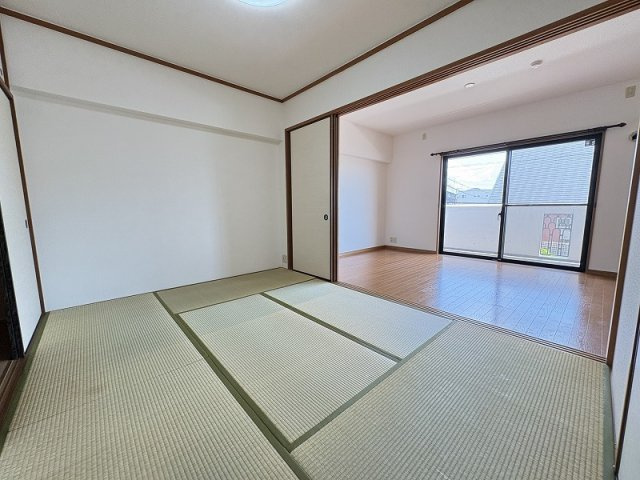 エバーライフネアシティ久留米壱番館【キャッシュバック対象物件】の和室|い草の香りが落ち着く素敵な和室です