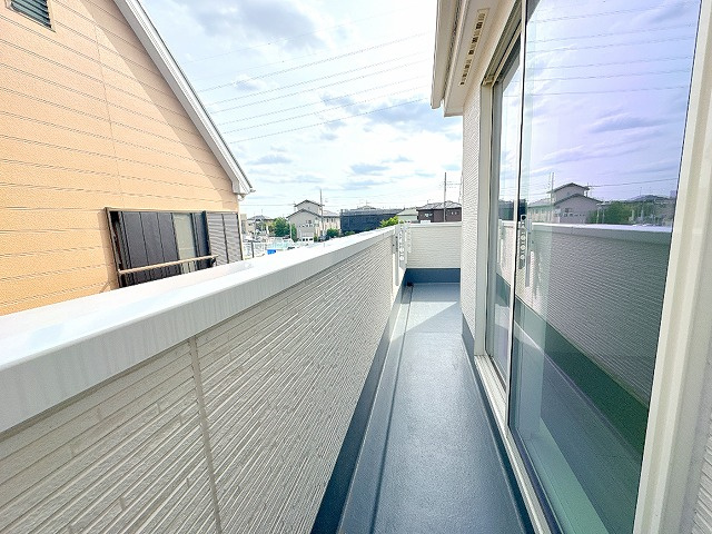 【バルコニー】 | 志木市中宗岡3丁目　新築一戸建住宅　全1棟　(ふじみ野店) | 二居室にわたるワイドバルコニーになります。