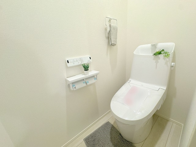 【トイレ】 | 志木市中宗岡3丁目　新築一戸建住宅　全1棟　(ふじみ野店) | 温水洗浄便座完備。