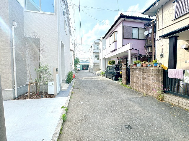 【前面道路含む現地写真】 | 志木市中宗岡3丁目　新築一戸建住宅　全1棟　(ふじみ野店) | 住人以外の車の進入も少なく、小さなお子様を持つご家庭にも安心。