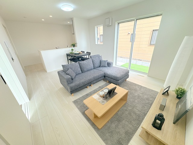 【居間・リビング】 | 志木市中宗岡3丁目　新築一戸建住宅　全1棟　(ふじみ野店) | 広々としたLDで家族が集える家。