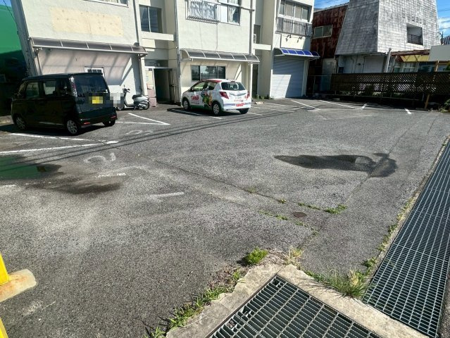 ホームビルの駐車場