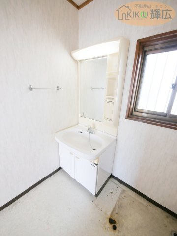 明石市魚住町西岡　中古戸建の独立洗面台