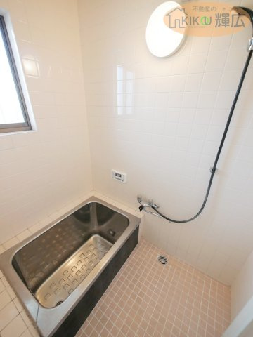 明石市魚住町西岡　中古戸建の浴室