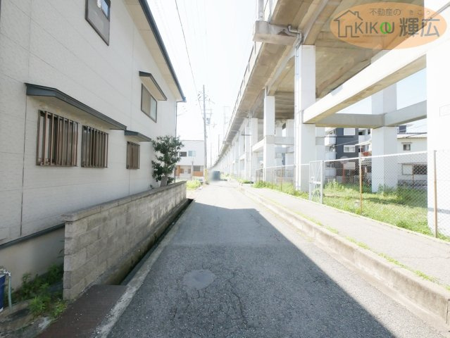 明石市魚住町西岡　中古戸建の前面道路含む現地写真