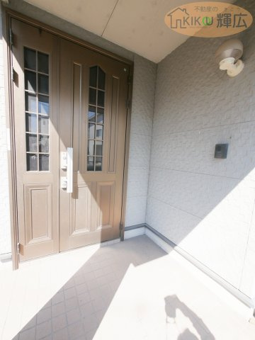 明石市魚住町西岡　中古戸建の玄関
