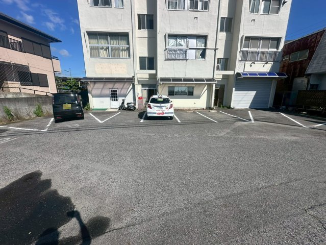 ホームビルの駐車場