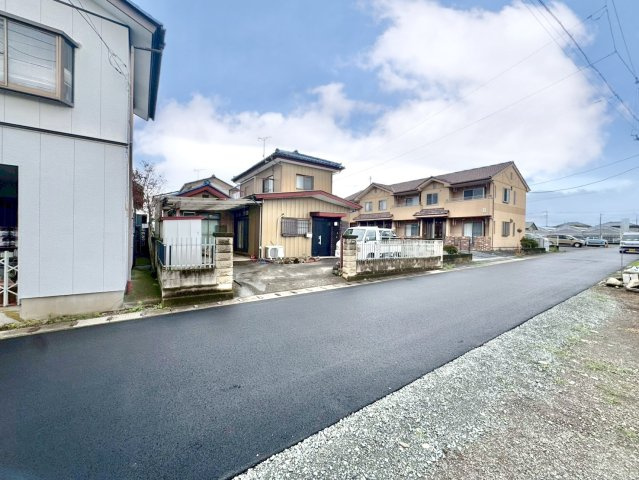 【中古戸建】みどり市笠懸町鹿の前面道路含む現地写真|■外観｜前面道路が広くキレイで見渡しが良いため、車の出入りやすれ違いもスムーズで日々の運転も安心して行えます♪