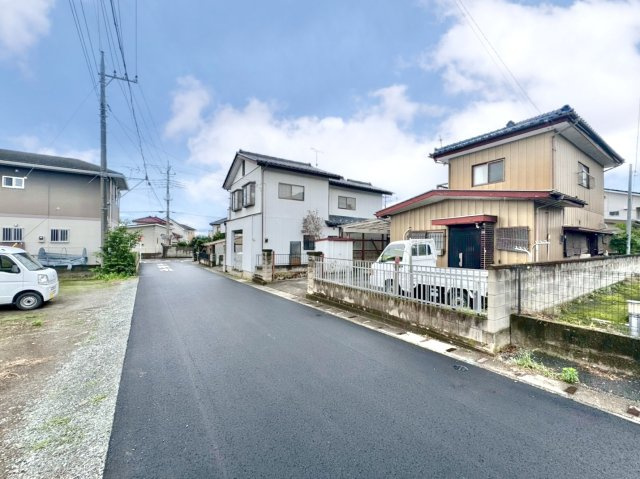 【中古戸建】みどり市笠懸町鹿の前面道路含む現地写真|■外観｜特徴のある個性的な住まいと美しい街並み、そして住みやすい環境を、ぜひ現地でご覧になりませんか。お気軽にお問合せください(^^) 