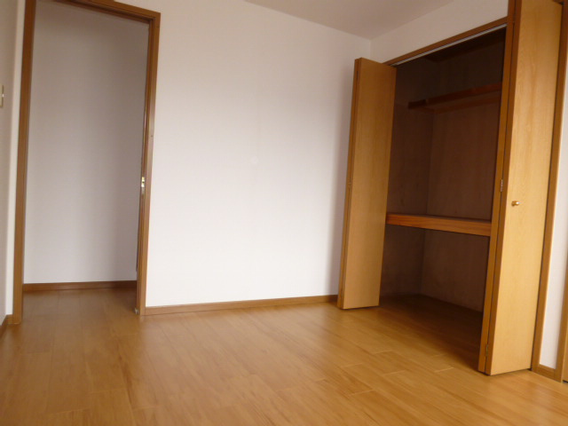 クレスメントＢの寝室|６帖