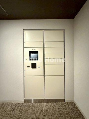プラウドタワー亀戸クロス ゲートタワーの設備|【各階宅配ボックス】在宅時・不在時に関わらず、居住者の代わりに非対面で宅配物を受け取ってくれる便利な設備です。