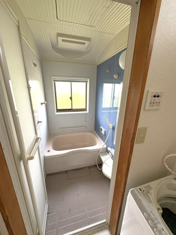 長野県長野市真島町川合　中古戸建　～都会の喧騒を離れ、のどかな田園風景と美しい緑に癒やされる街～の浴室|換気のできる窓付きの浴室。カビを防ぎ、快適な入浴に。