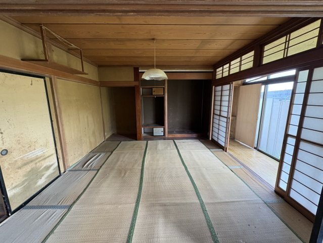 長野県長野市真島町川合　中古戸建　～都会の喧騒を離れ、のどかな田園風景と美しい緑に癒やされる街～の和室|障子窓から入る優しい光が入る広々とした和室