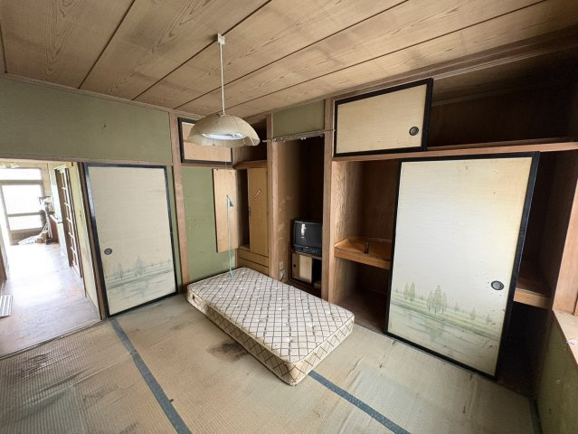 長野県長野市真島町川合　中古戸建　～都会の喧騒を離れ、のどかな田園風景と美しい緑に癒やされる街～の和室|収納が多く、明るい和室