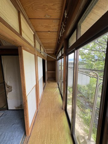 長野県長野市真島町川合　中古戸建　～都会の喧騒を離れ、のどかな田園風景と美しい緑に癒やされる街～のその他共用部分|全面の窓から心地よい風が通り、木の温もりでリラックス。