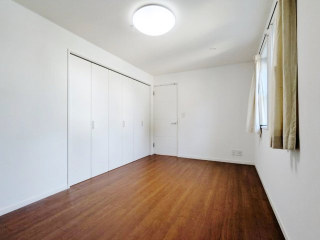 中野区白鷺1丁目の洋室|2階7.5帖洋室は2面開口の明るく心地よいお部屋です
壁面ワイドな収納が魅力的です