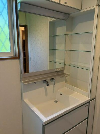 【中古】入間郡毛呂山町平山中古住宅の独立洗面台