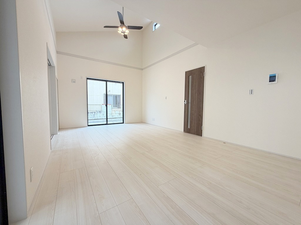 三郷市彦江1丁目　新築平屋戸建の居間・リビング|天井が高く開放的なリビングです