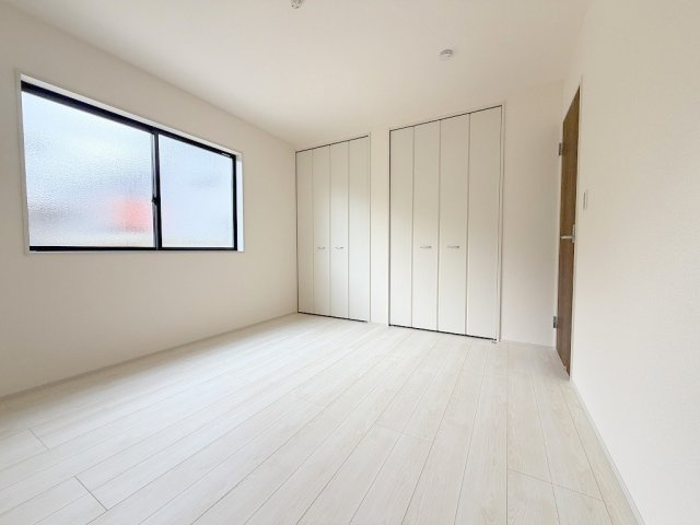 三郷市彦江1丁目　新築平屋戸建の洋室|クローゼット2ヶ所付きなのでお夫婦で分けてお使いいただけます