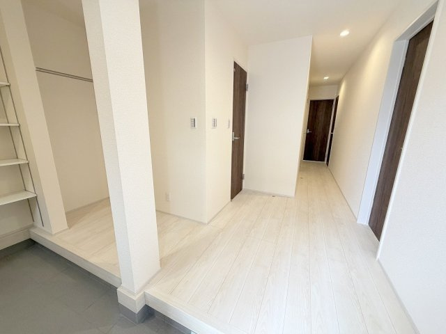 三郷市彦江1丁目　新築平屋戸建の玄関|玄関ホールは広々としております