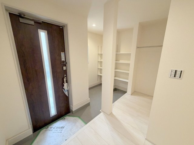 三郷市彦江1丁目　新築平屋戸建の玄関|土間収納にはベビーカーやアウトドア用品の収納にも便利