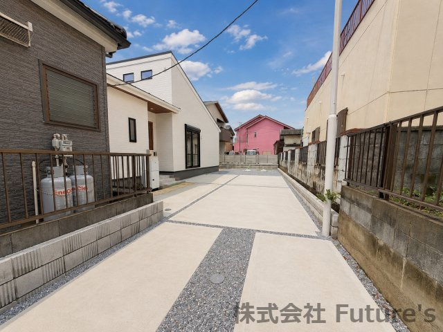 三郷市彦江1丁目　新築平屋戸建の駐車場|カースペース縦列3台駐車可能