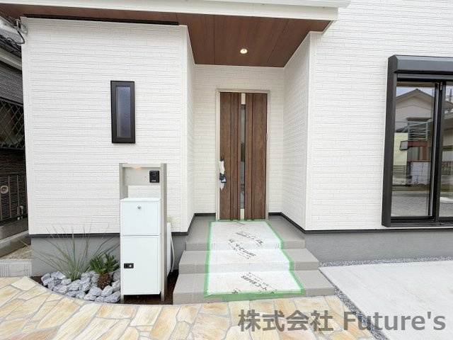 三郷市彦江1丁目　新築平屋戸建のエントランス|不在時に便利な宅配BOX完備