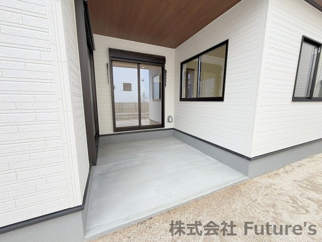 三郷市彦江1丁目　新築平屋戸建の外観|洗濯物を干すスペースです。屋根付きで少しの雨ならしのげます