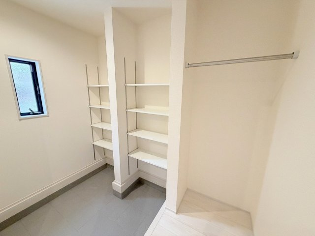 三郷市彦江1丁目　新築平屋戸建の玄関|家族の靴をたっぷりしまえるシューズクローク！コートやレインコート掛けに便利な玄関クローゼット