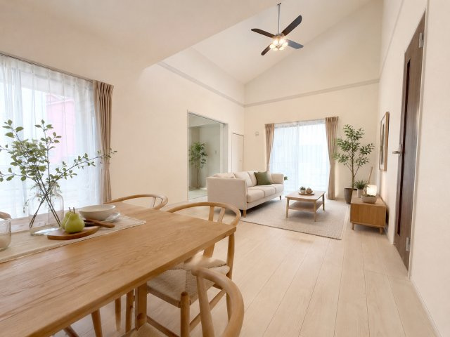 三郷市彦江1丁目　新築平屋戸建の居間・リビング|現況の物件写真にCGによる画像処理を行っています。家具、家電、小物、カーテン等はイメージはCGです。