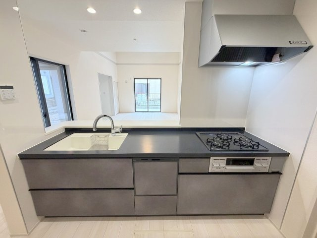 三郷市彦江1丁目　新築平屋戸建のキッチン|食洗機・ハイマーブルシンク・タッチレス水栓付きのシステムキッチンです