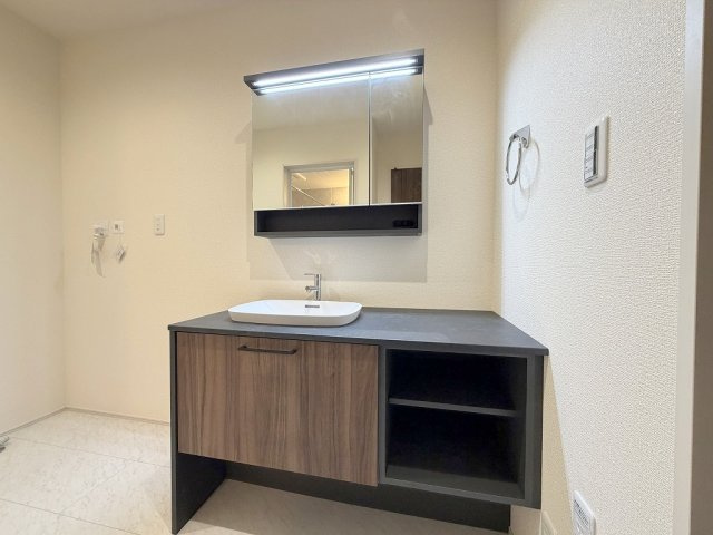 三郷市彦江1丁目　新築平屋戸建の独立洗面台|作業台が広くオシャレな洗面台です