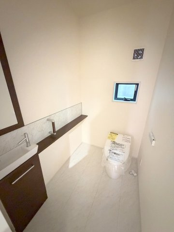 三郷市彦江1丁目　新築平屋戸建のトイレ|手洗い付の広々としたトイレです