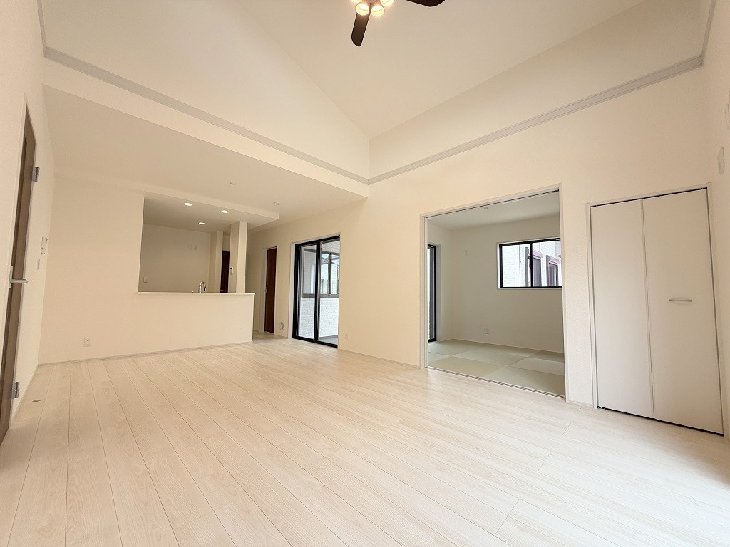 三郷市彦江1丁目　新築平屋戸建の居間・リビング|家族団らんで過ごすリビングは18帖の広さを確保