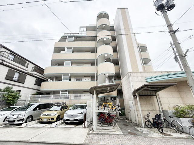 【外観】 | ダイアパレスグランデューロ板橋壱番館 | 手入れの行き届いた外壁やエントランスなど、「見ればわかる」レベルで清潔感を保ったマンションです。築年数を感じさせない姿で皆様をお出迎えします。～即日のご見学可能～　お問合せはお気軽にどうぞ。

