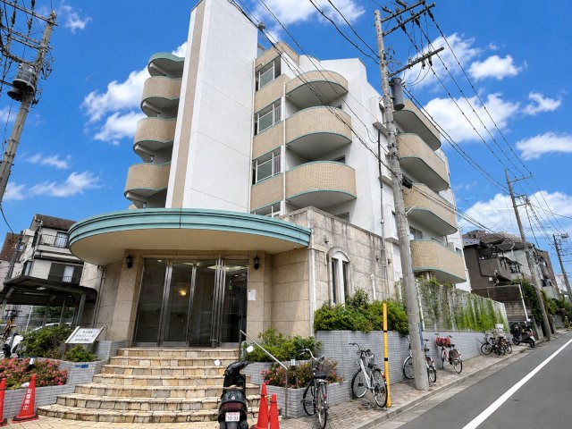 【外観】 | ダイアパレスグランデューロ板橋壱番館 | 青空によく映える建物です。手入れの行き届いた外壁やマンション正面エントランスなど、綺麗な姿をぜひ一度、現地にてご覧ください。～即日のご見学可能～　お問合せはお気軽にどうぞ。
