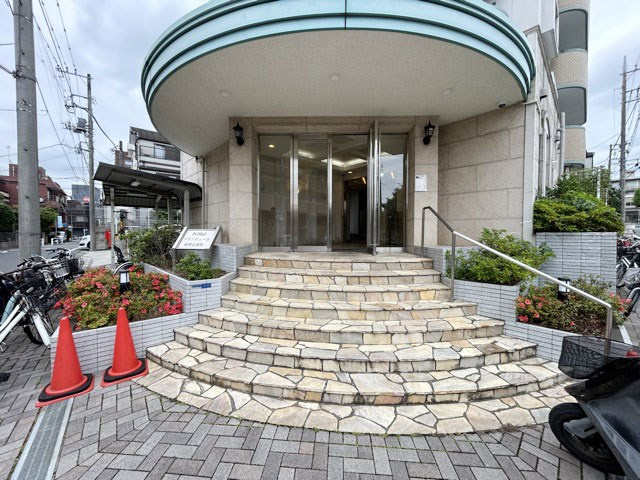 【エントランス】 | ダイアパレスグランデューロ板橋壱番館 | オートロックを備えた、マンションのエントランス。やはりセキュリティの観点は欠かすことができません。皆様を“安全”に送り出し、出迎えてくれます。～即日のご見学可能～　お問合せはお気軽にどうぞ。

