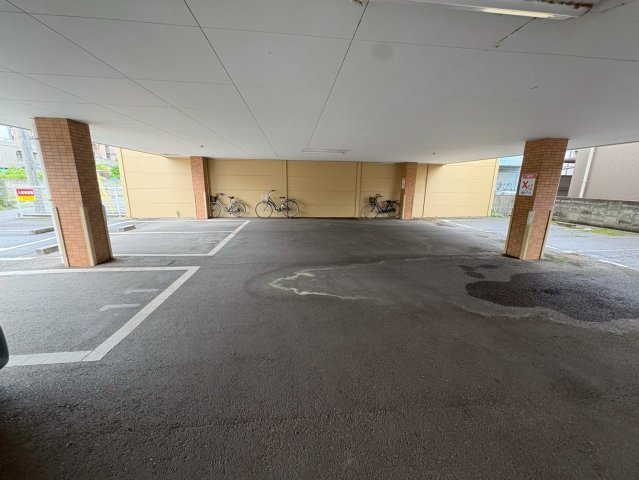 アビーロード西条の駐車場