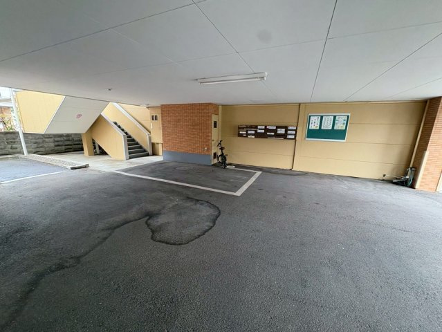 アビーロード西条の駐車場