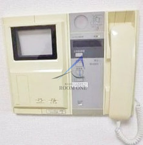 ルーブル新宿西落合七番館のセキュリティ|モニター付きインターホンです。
