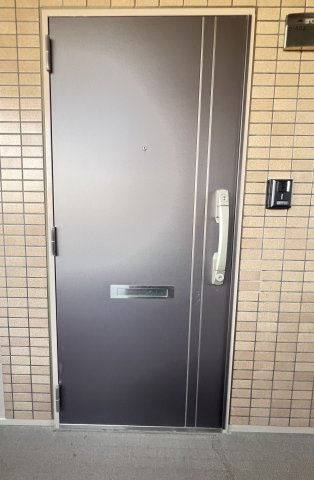朝日プラザCITY南大和イーストウィングD棟の玄関|明るい玄関です