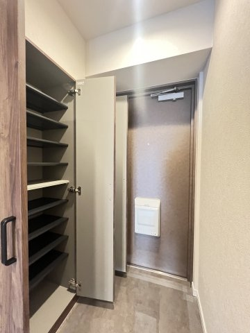 朝日プラザCITY南大和イーストウィングD棟の玄関|大容量収納できるシューズボックス